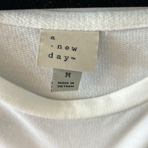 White shirt with mid-length lace puff sleeves - Picture 2 of 3